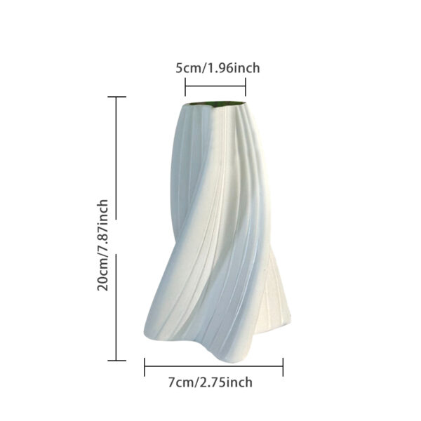 T44 A vase with white placement molding