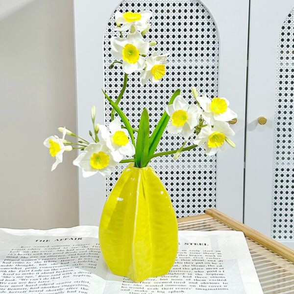 T47 One yellow star fruit vase